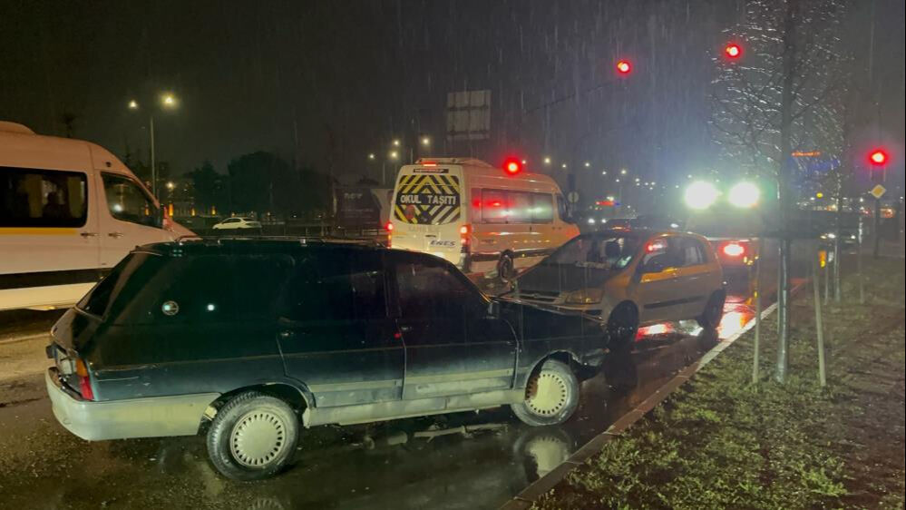 Bursa'da kayan otomobil kırmızı ışıkta bekleyen araca &ccedil;arptı! &Ccedil;ok sayıda yaralı var - 2. Resim