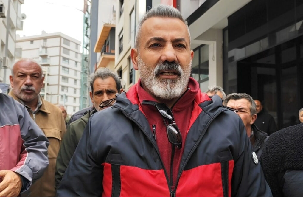 CHP'li belediyede emekliler tazminatlarını alamadı!  CHP'li belediyede emekliler tazminatlarını alamadı! CHP İzmir İl Başkanlığı önünde protesto! - 1. Resim