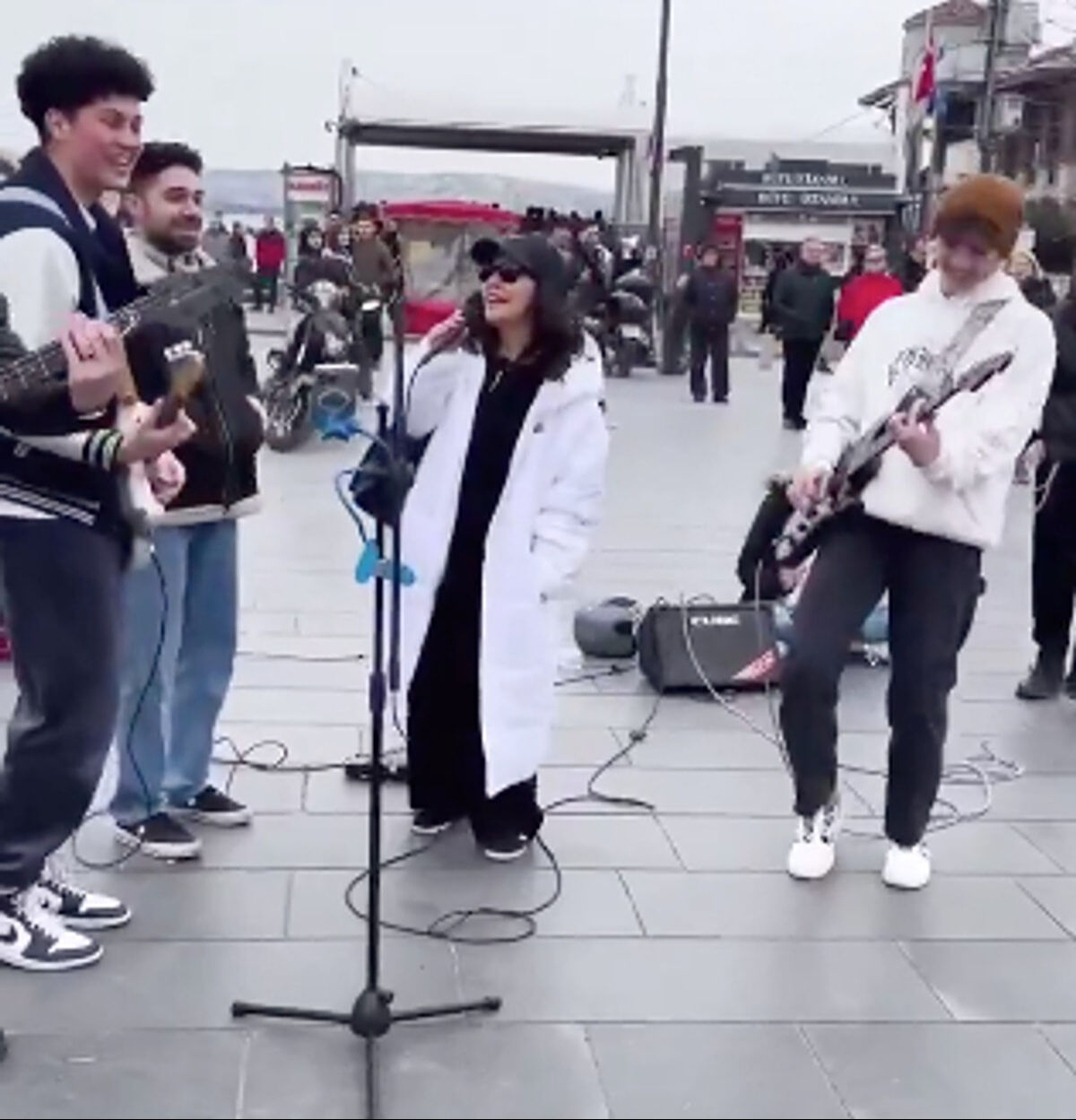 Fatma Turgut'la sokak müzisyenlerinin düeti sosyal medyayı yıktı geçti! İzleyen bir daha izledi Fatma Turgut'la sokak müzisyenlerinin düeti sosyal medyayı yıktı geçti! İzleyen bir daha izledi - 1. Resim
