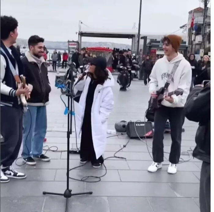 Fatma Turgut'la sokak müzisyenlerinin düeti sosyal medyayı yıktı geçti! İzleyen bir daha izledi Fatma Turgut'la sokak müzisyenlerinin düeti sosyal medyayı yıktı geçti! İzleyen bir daha izledi - 2. Resim