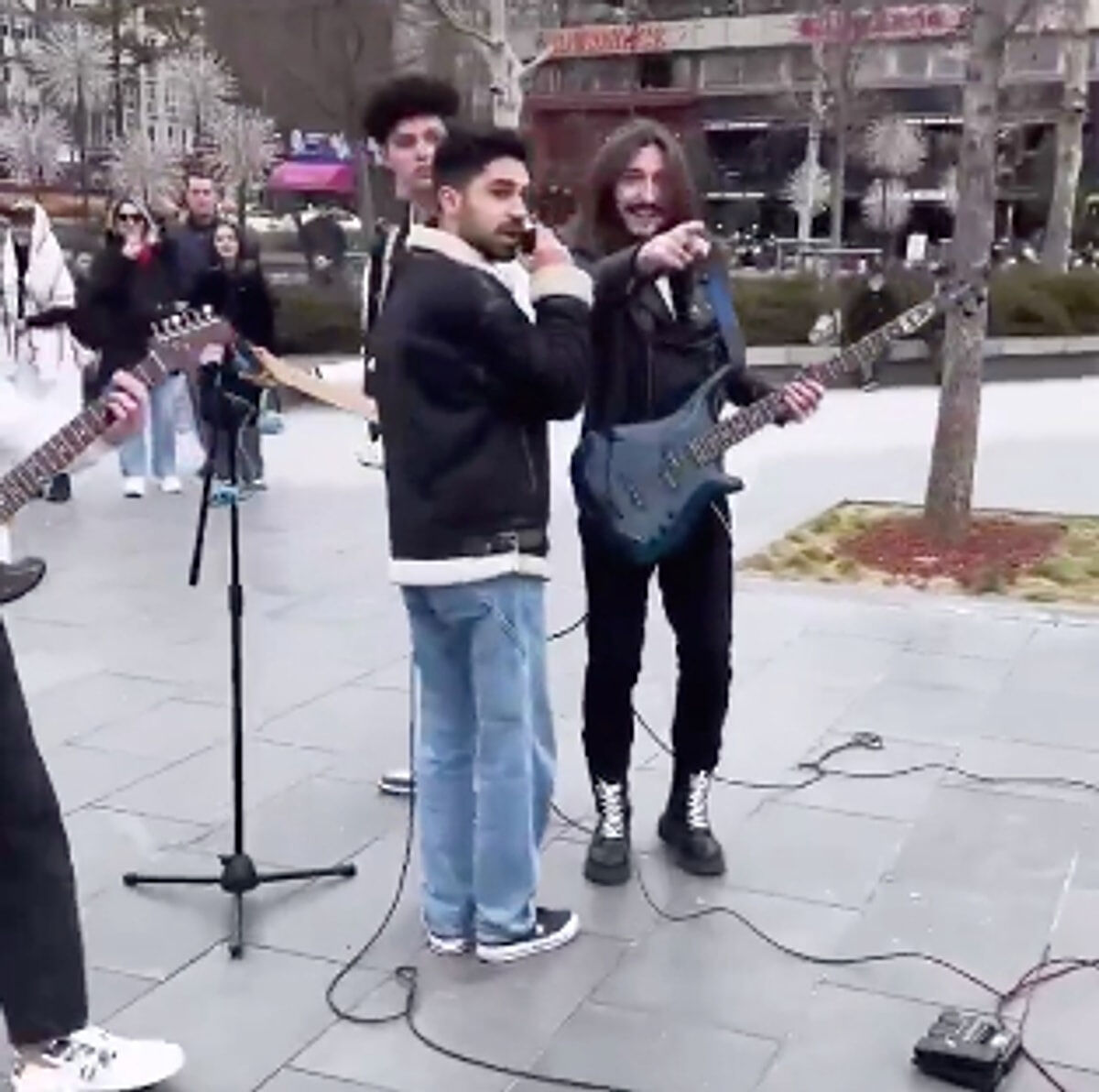 Fatma Turgut'la sokak müzisyenlerinin düeti sosyal medyayı yıktı geçti! İzleyen bir daha izledi Fatma Turgut'la sokak müzisyenlerinin düeti sosyal medyayı yıktı geçti! İzleyen bir daha izledi - 3. Resim