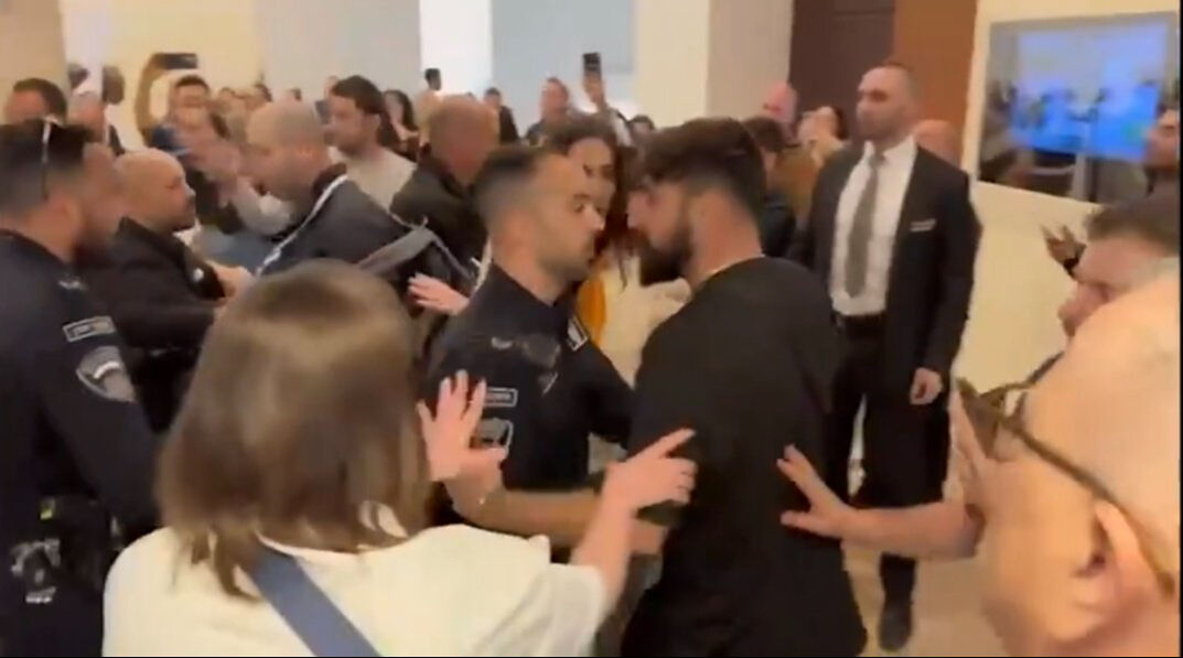 İsrail meclisinde arbede! Esir aileleri ve Siyonist güçleri birbirine girdi - 1. Resim