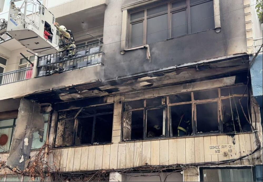 İstanbul'da sıcak saatler! Kargo firmasına ait dükkan yandı, üst katlardaki insanlar mahsur kaldı - 1. Resim