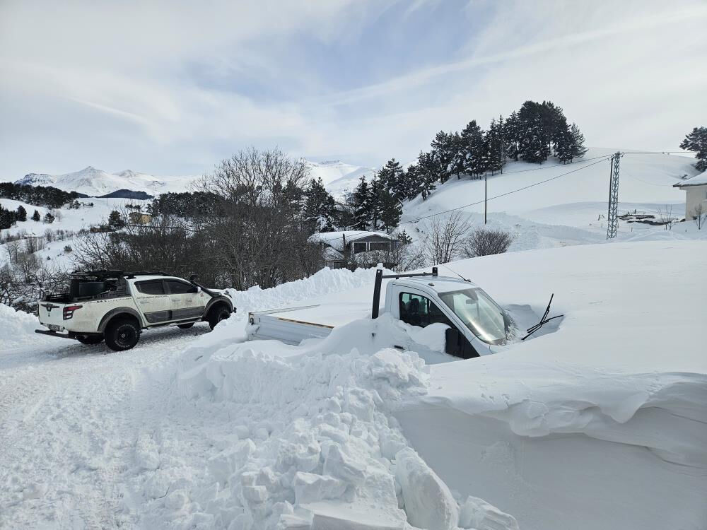 Kar kalınlığı 3 metreyi aştı, köyün yolu 10 gün sonra açılabildi! Kar kalınlığı 3 metreyi aştı, köyün yolu 10 gün sonra açılabildi! - 1. Resim