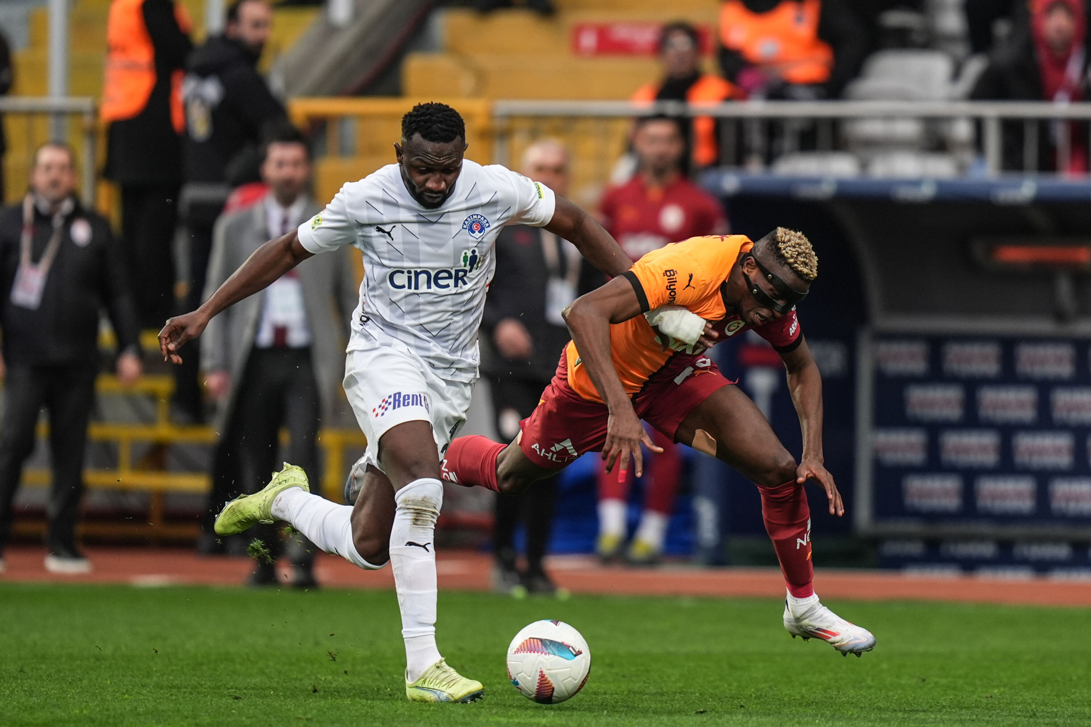 Kasımpaşa - Galatasaray maçında tartışmalı karar! Maçı Polonyalı VAR yönetti - 2. Resim