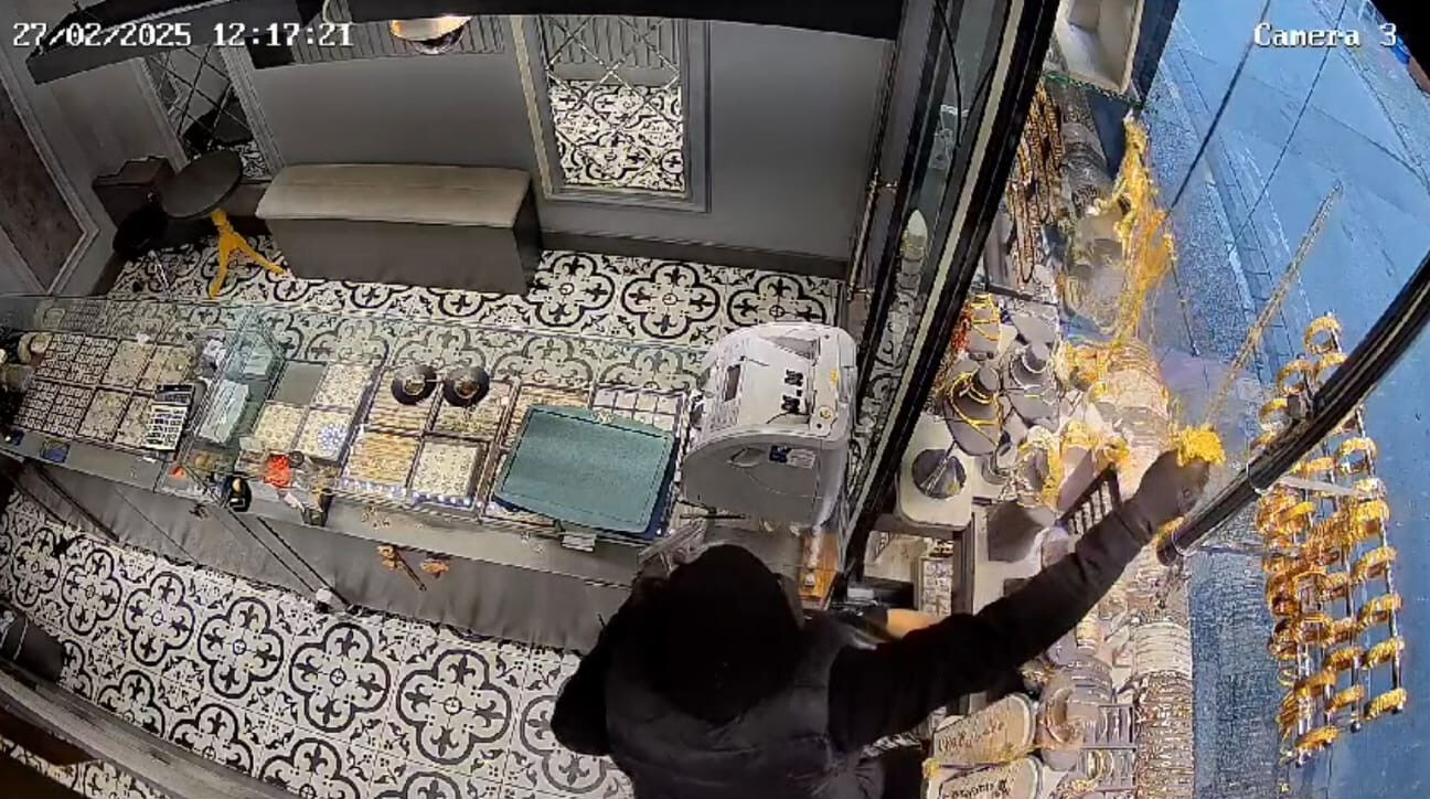 Kuyumcuda trajikomik hırsızlık! Hırsızın söyledikleri de başına gelenler de 'yok artık' dedirtti Kuyumcuda trajikomik hırsızlık! Hırsızın söyledikleri de başına gelenler de 'yok artık' dedirtti - 2. Resim