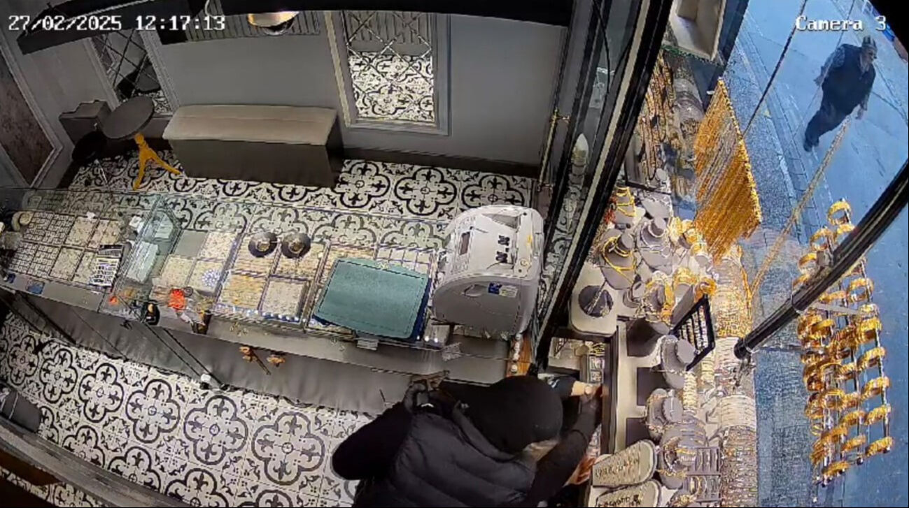 Kuyumcuda trajikomik hırsızlık! Hırsızın söyledikleri de başına gelenler de 'yok artık' dedirtti Kuyumcuda trajikomik hırsızlık! Hırsızın söyledikleri de başına gelenler de 'yok artık' dedirtti - 1. Resim