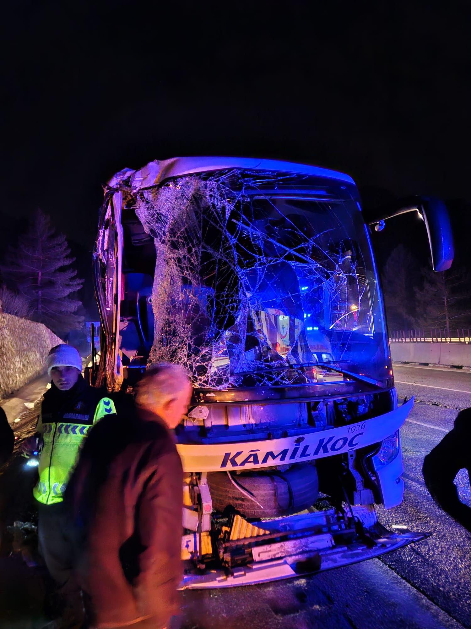 Mersin'de yolcu otobüsü tıra çarptı! Feci kazada çok sayıda yaralı var - 1. Resim
