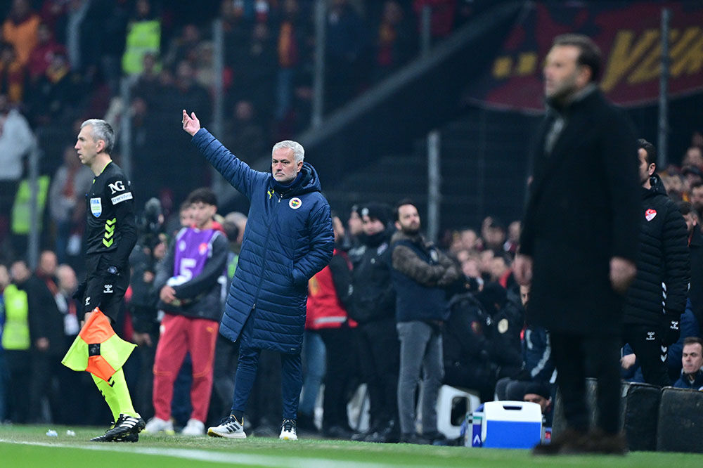 Mourinho’dan 20 yıllık başarı! Kadıköy'ü aslına çeviriyor - 1. Resim