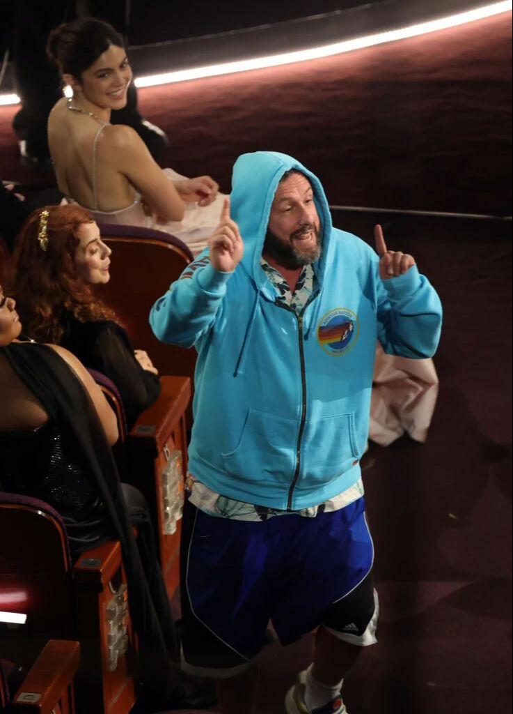 Oscar törenine dünyaca ünlü oyuncu Adam Sandler’ın kıyafeti damga vurdu! Görenler anlam veremedi! Sunucu ti'ye aldı Oscar törenine dünyaca ünlü oyuncu Adam Sandler’ın kıyafeti damga vurdu! Görenler anlam veremedi! Sunucu ti'ye aldı - 1. Resim