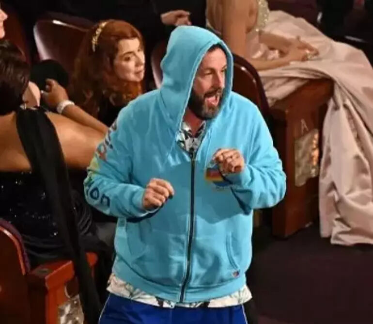 Oscar törenine dünyaca ünlü oyuncu Adam Sandler’ın kıyafeti damga vurdu! Görenler anlam veremedi! Sunucu ti'ye aldı Oscar törenine dünyaca ünlü oyuncu Adam Sandler’ın kıyafeti damga vurdu! Görenler anlam veremedi! Sunucu ti'ye aldı - 2. Resim