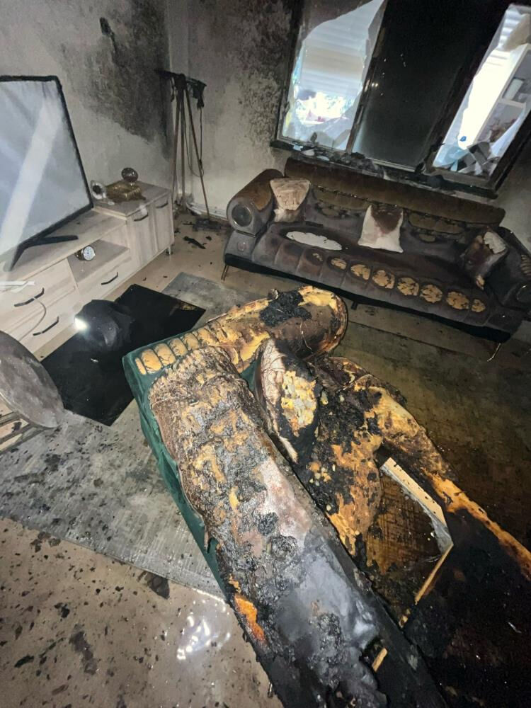 Prizde unutulan saç kurutma makinesi evi yaktı - 1. Resim