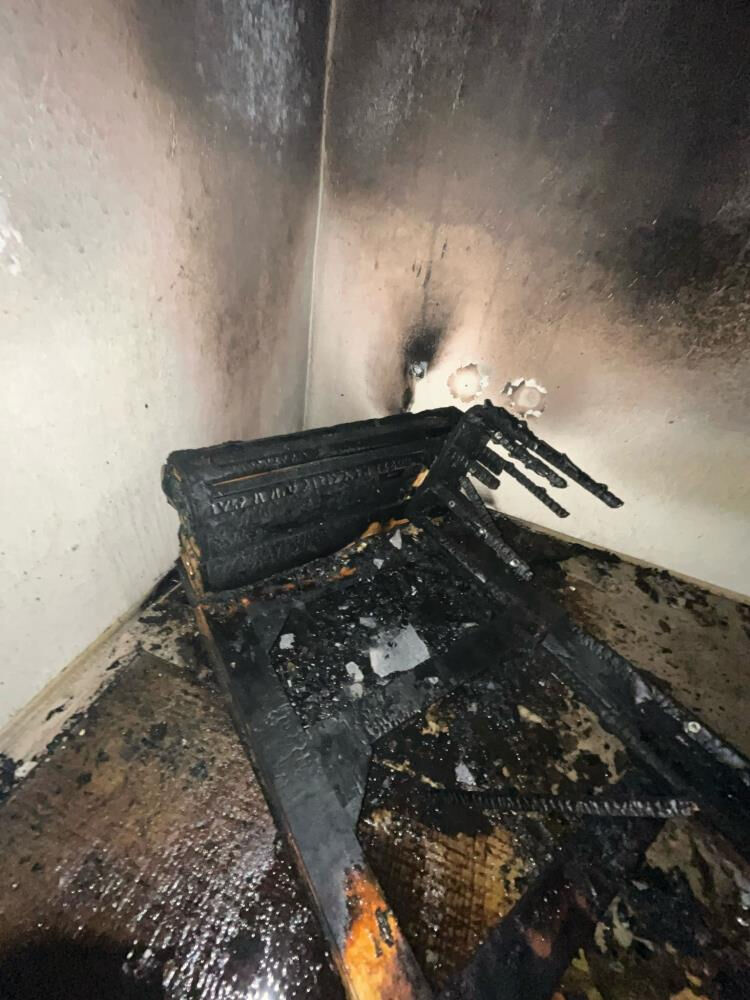 Prizde unutulan saç kurutma makinesi evi yaktı - 2. Resim