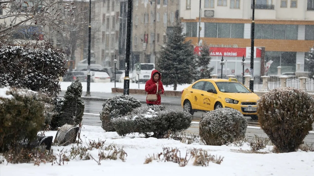 Sivas'ta okullar tatil mi oldu? 3 Mart Pazartesi Sivas Valiliği açıklaması merakla bekleniyor - 1. Resim