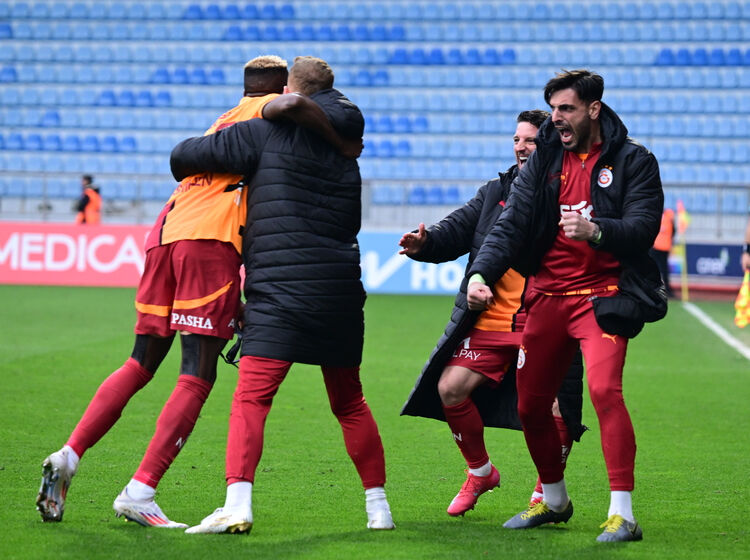 Süper Lig son puan durumu: Galatasaray ile Fenerbahçe'nin kalan maçları! Zirvede fark dörde indi! - 1. Resim