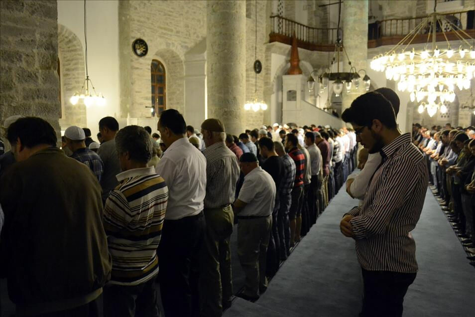 Teravih namazının hükmü nedir? Teravih namazı cemaatle mi kılınır? Evde Teravih namazı olur mu? Teravih kılarken okunan dualar... Teravih namazı farz mı? Teravih namazının hükmü - 1. Resim