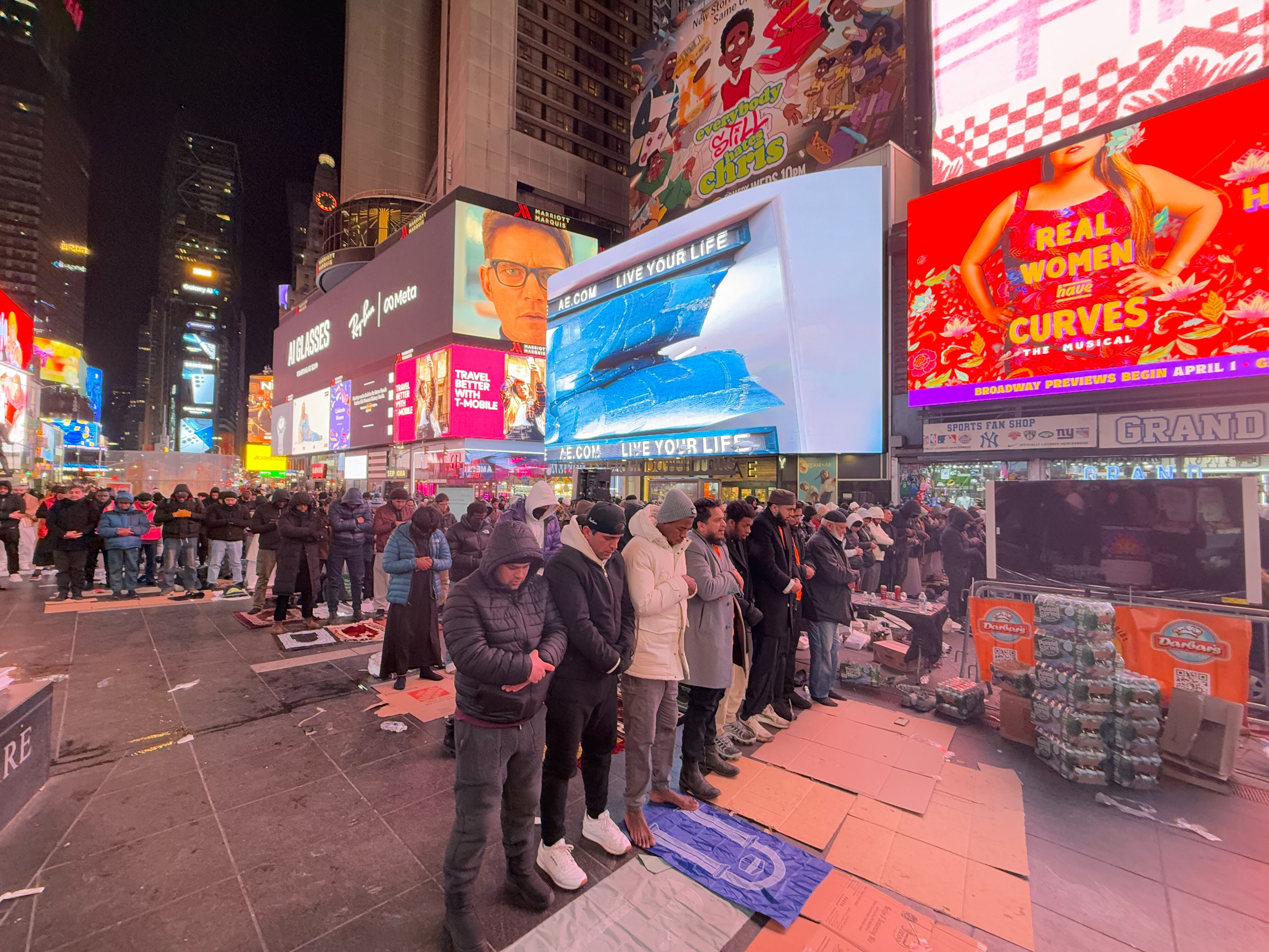 Times Meydanında ramazan coşkusu! Yüzlerce Müslüman teravih namazı için bir araya geldi - 2. Resim