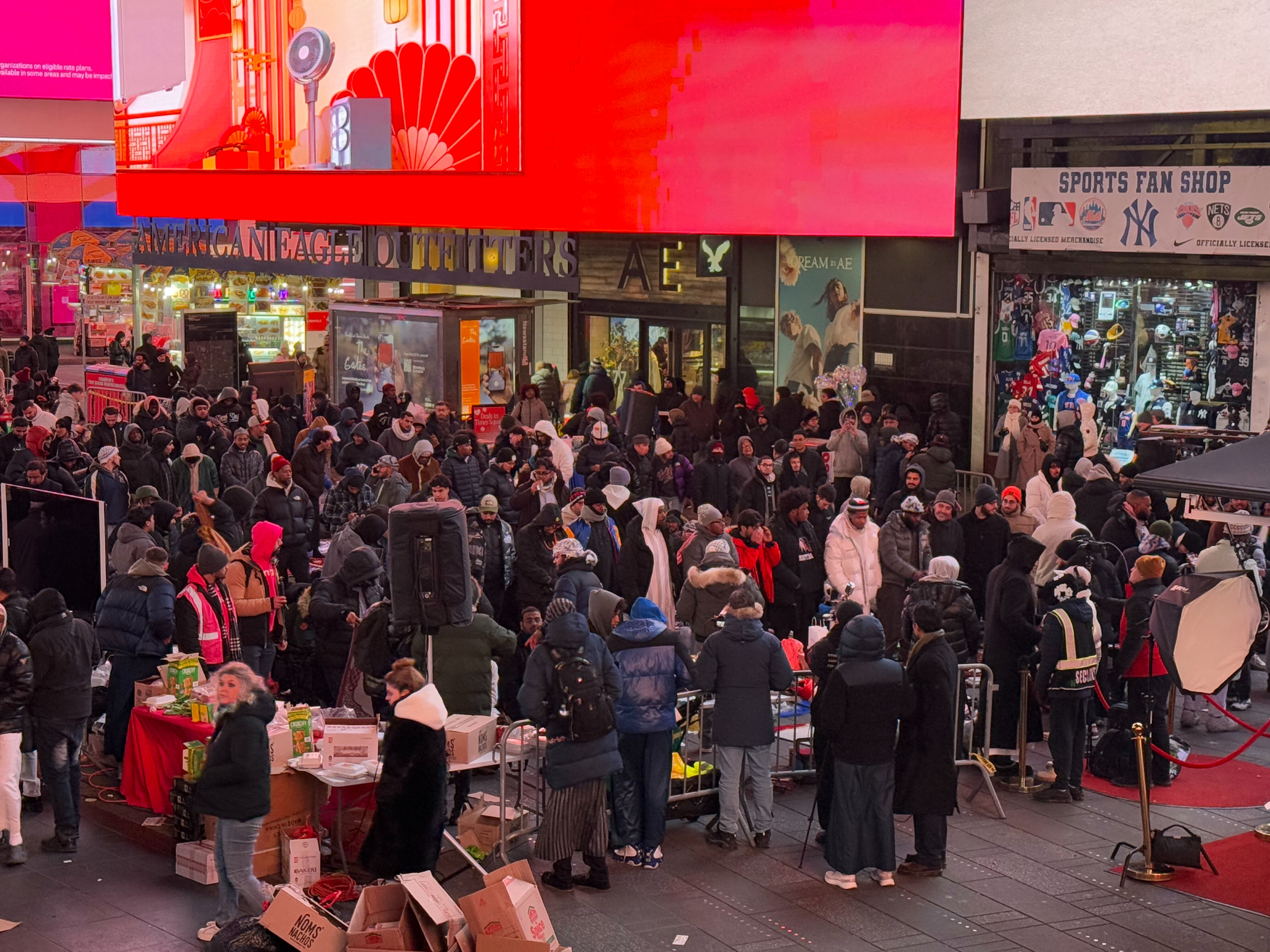 Times Meydanında ramazan coşkusu! Yüzlerce Müslüman teravih namazı için bir araya geldi - 3. Resim