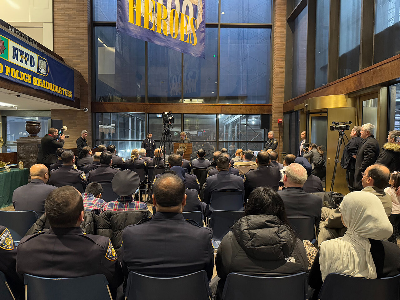 180 yıllık tarihinde bir ilk! New York Polis Teşkilatı "Hilal Yakma Töreni" düzenledi - 9. Resim