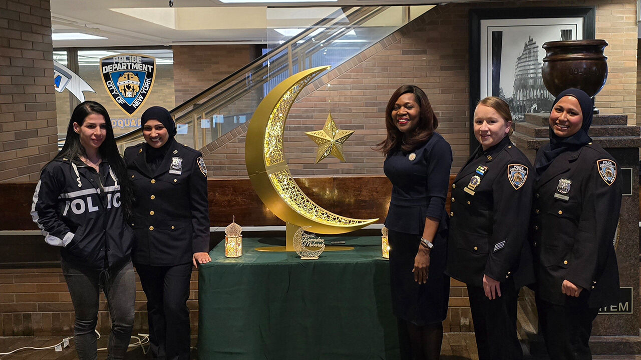 180 yıllık tarihinde bir ilk! New York Polis Teşkilatı "Hilal Yakma Töreni" düzenledi - 1. Resim