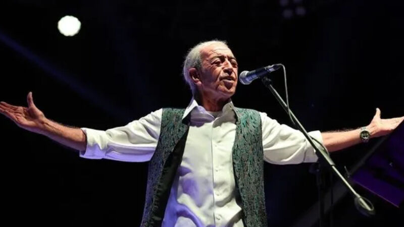 75 yaşında hayatını kaybeden şarkıcı Edip Akbayram defnedildi - 6. Resim