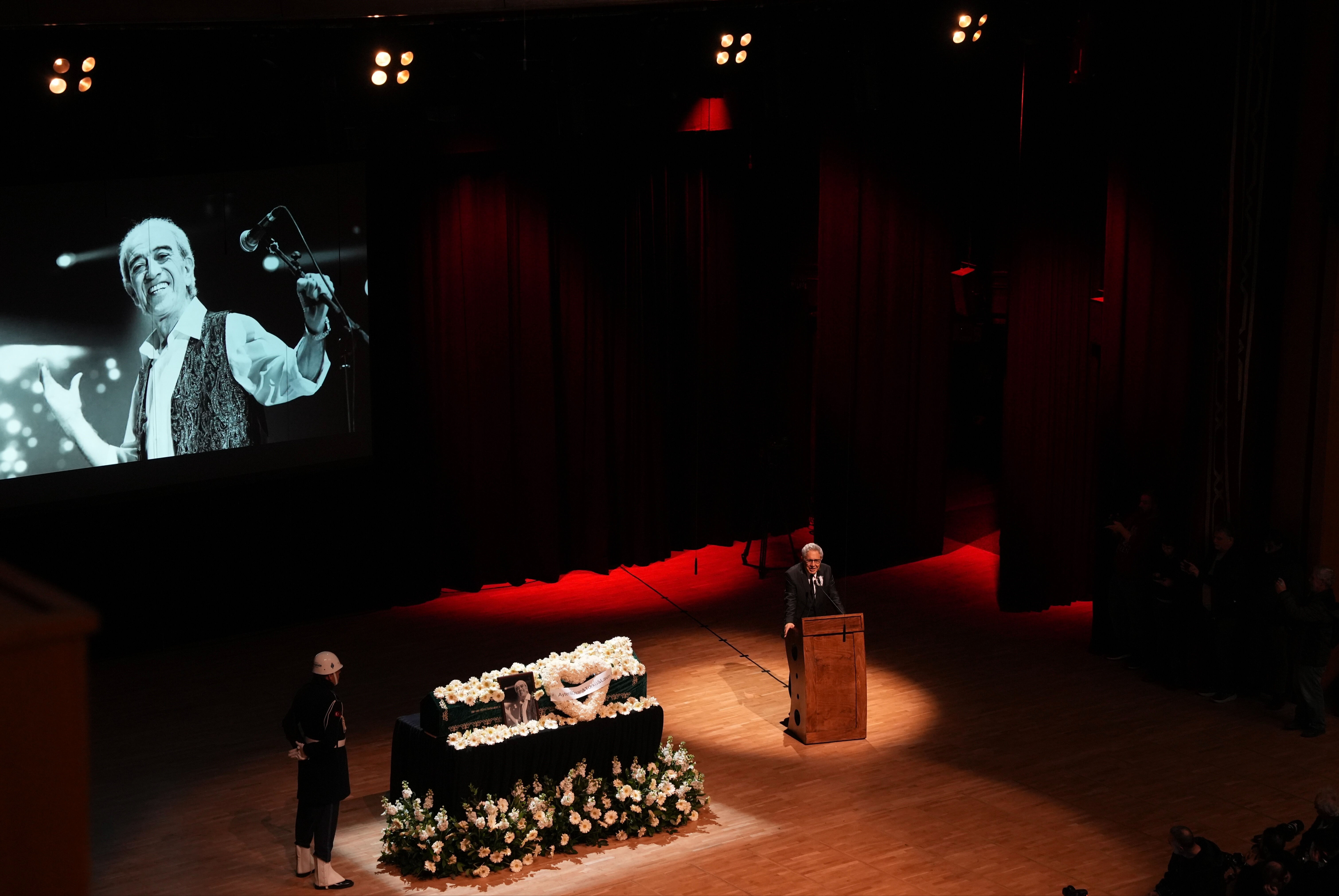 Edip Akbayram'ın cenazesinde ilginç kare! CHP'nin 3 olaylı ismi, yan yana saf tuttu Edip Akbayram'ın cenazesinde ilginç kare! CHP'nin 3 olaylı ismi, yan yana saf tuttu - 1. Resim