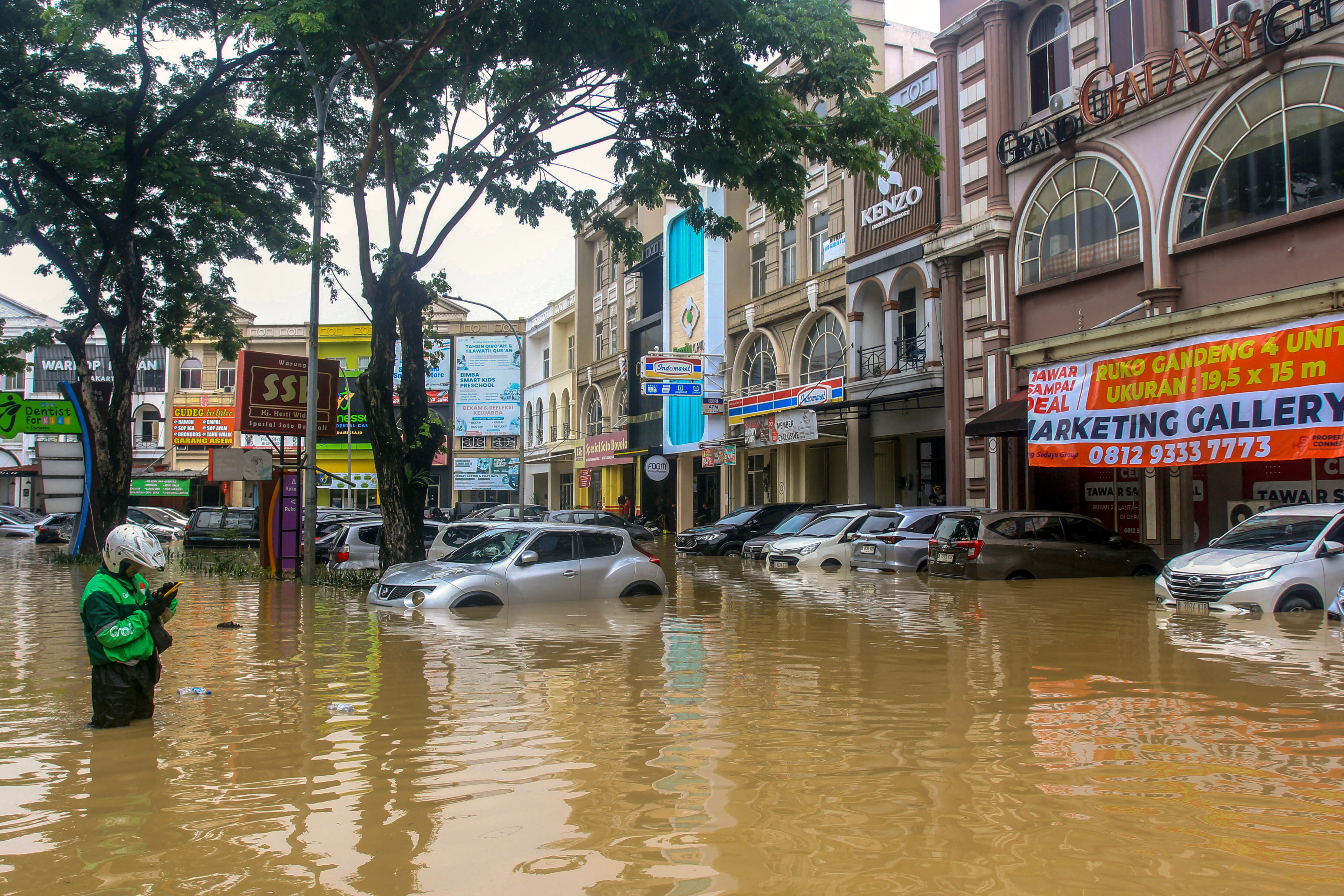 Endonezya felaketi yaşıyor! Sel nedeniyle yüzlerce kişi yerinden oldu - 2. Resim