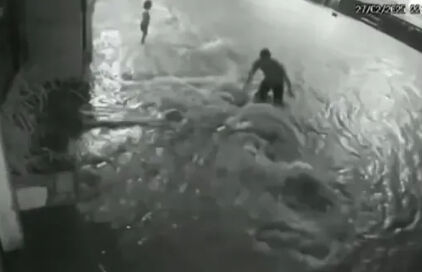 Girdaba girdi, metrelerce sürüklendi! 5 yaşındaki çocuk faciayı yaşadı - 2. Resim