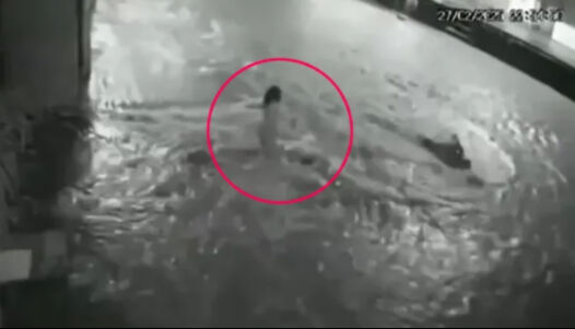 Girdaba girdi, metrelerce sürüklendi! 5 yaşındaki çocuk faciayı yaşadı - 1. Resim