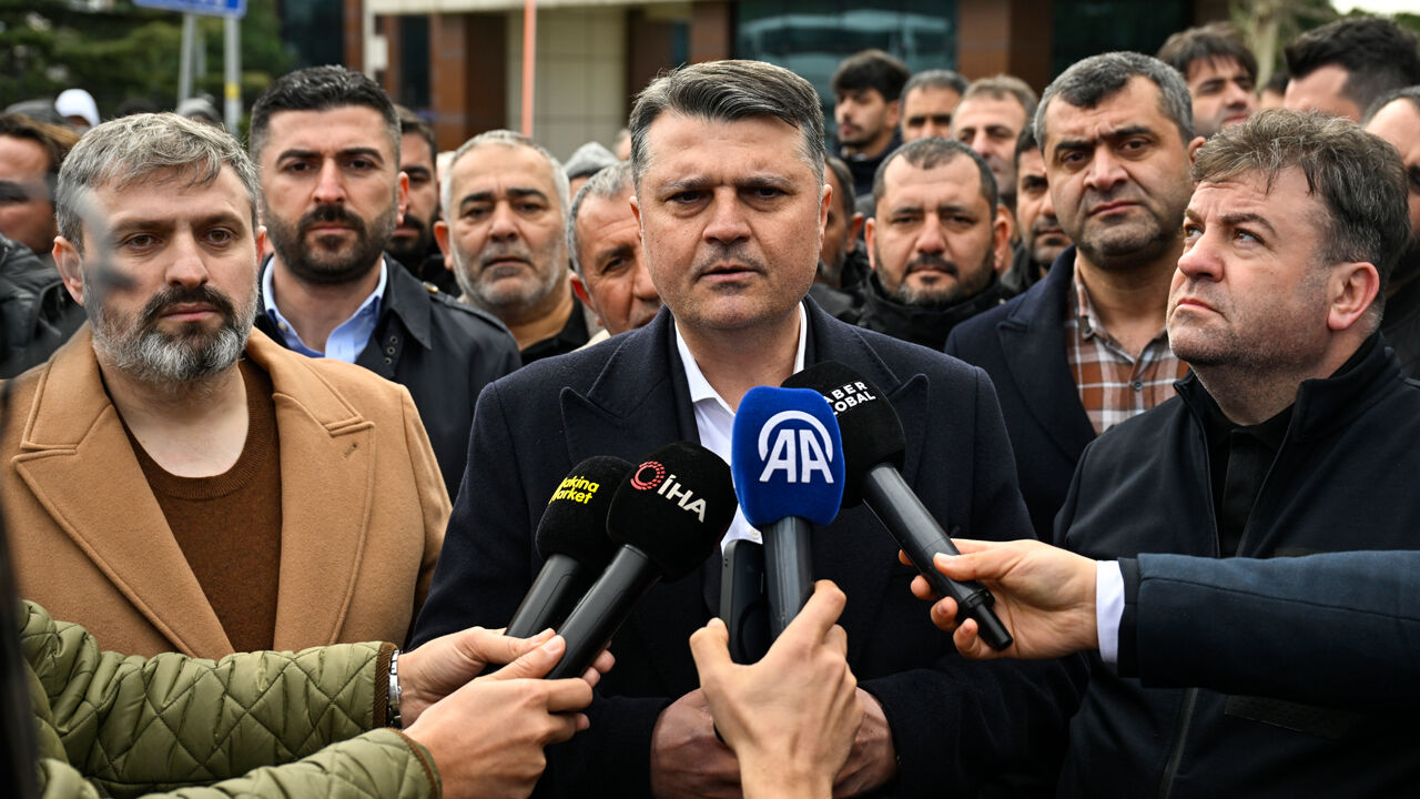 Hafriyatçılardan İBB'ye ilginç protesto! Manzarayı gören İstanbullular telefonlarına sarıldı Hafriyatçılardan İBB'ye ilginç protesto! Manzarayı gören İstanbullular telefonlarına sarıldı - 3. Resim
