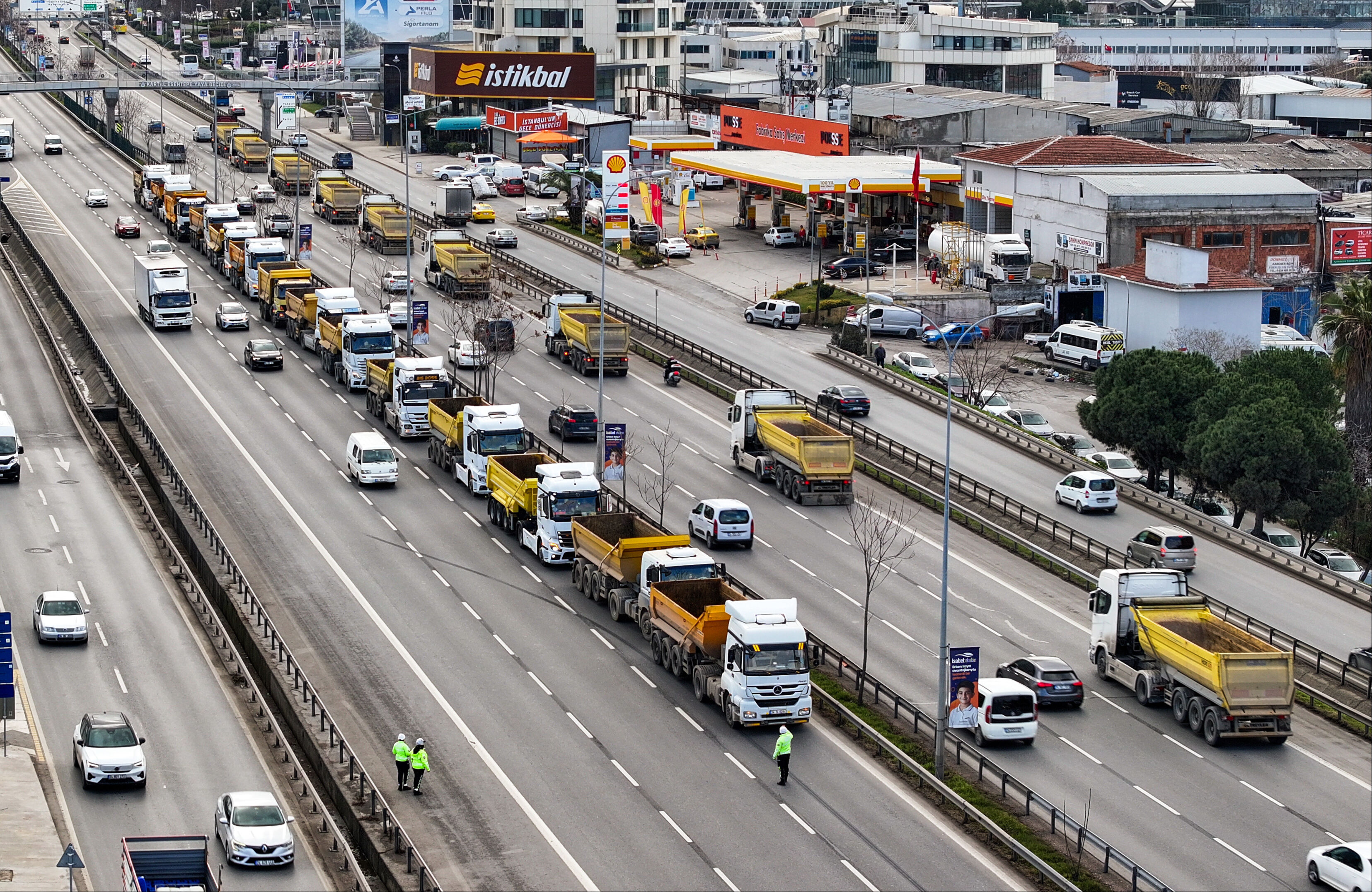 Hafriyatçılardan İBB'ye ilginç protesto! Manzarayı gören İstanbullular telefonlarına sarıldı Hafriyatçılardan İBB'ye ilginç protesto! Manzarayı gören İstanbullular telefonlarına sarıldı - 1. Resim