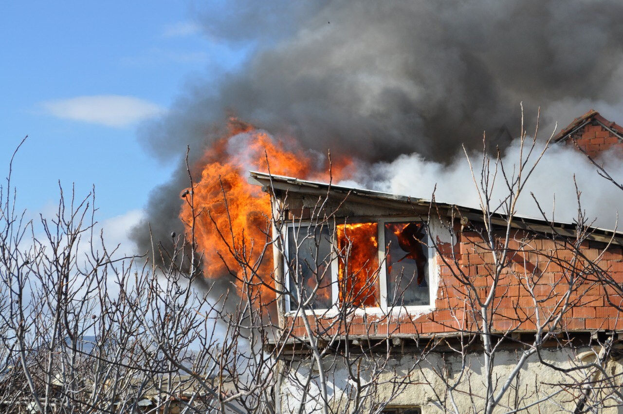 Isparta'da film sahnesi gibi yangın! Komşusunun 'yetişin' çığlığını duydu, alevlere dalarak kurtardı - 1. Resim