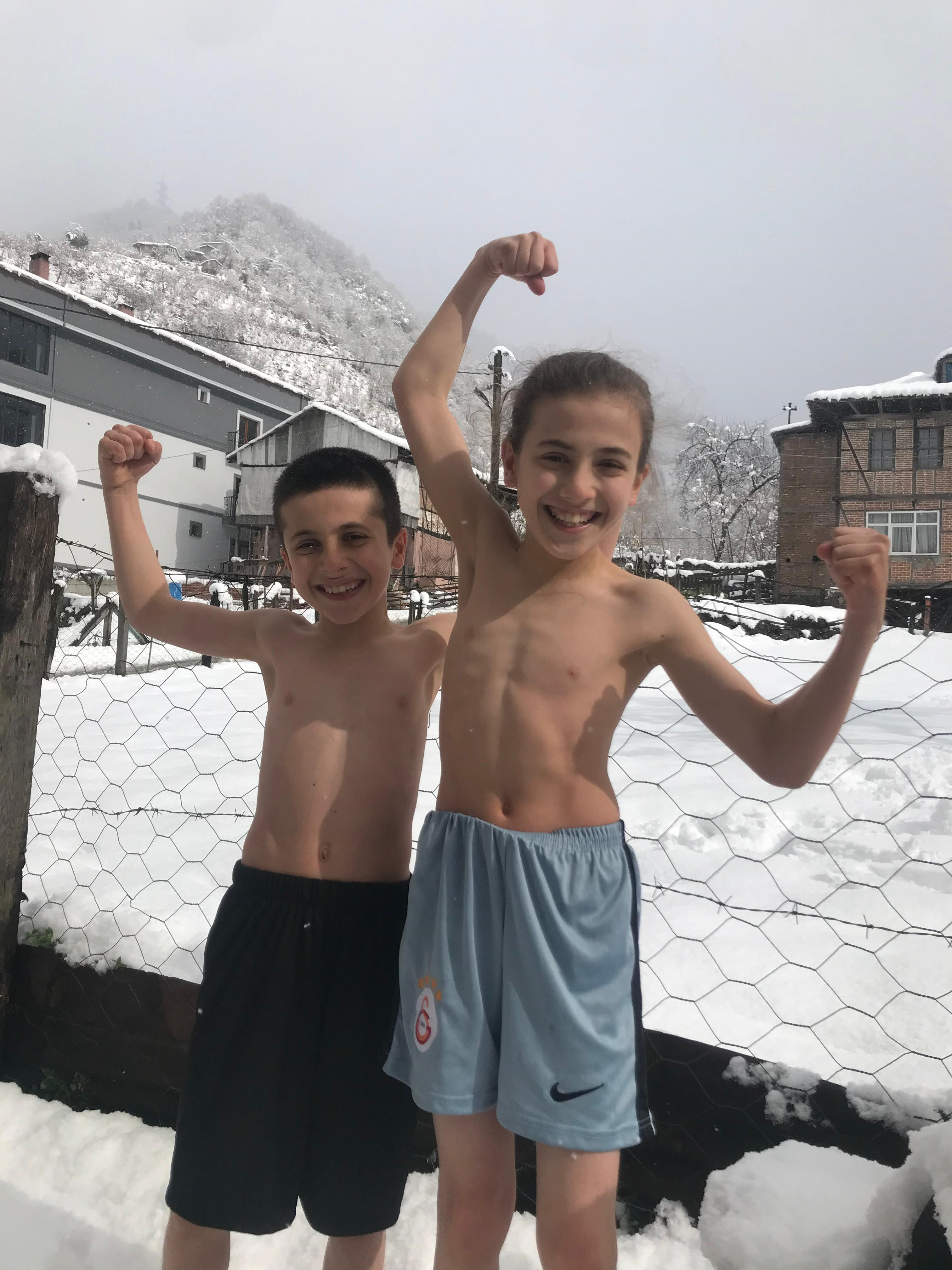 Kardeşler karın üzerinde kozlarını paylaştı! ''Doğal ortamda daha zinde hissediyoruz'' Kardeşler karın üzerinde kozlarını paylaştı! ''Doğal ortamda daha zinde hissediyoruz'' - 1. Resim