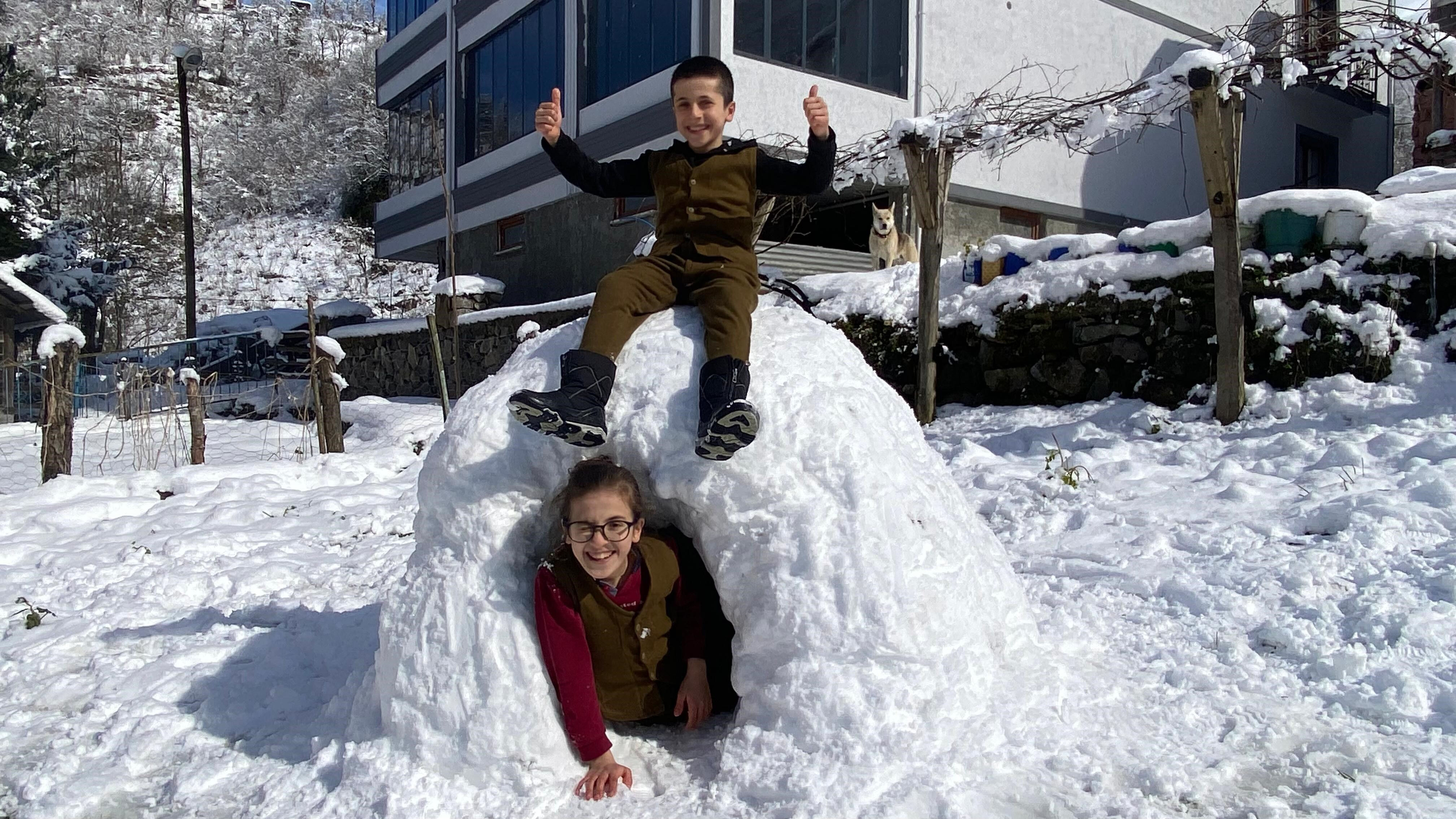 Kardeşler karın üzerinde kozlarını paylaştı! ''Doğal ortamda daha zinde hissediyoruz'' Kardeşler karın üzerinde kozlarını paylaştı! ''Doğal ortamda daha zinde hissediyoruz'' - 2. Resim