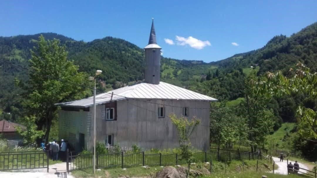 Kültürel miras listesindeydi! Tarihi Satsikhuri Camii yanarak küle döndü - 1. Resim