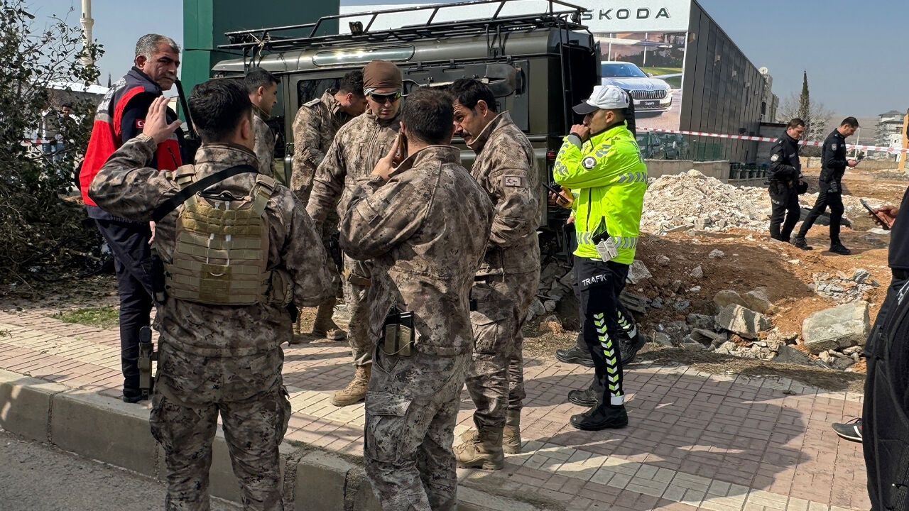 Özel harekat polislerini taşıyan araç kaza yaptı! Yaralılar var Özel harekat polislerini taşıyan araç devrildi! Yaralılar var - 1. Resim
