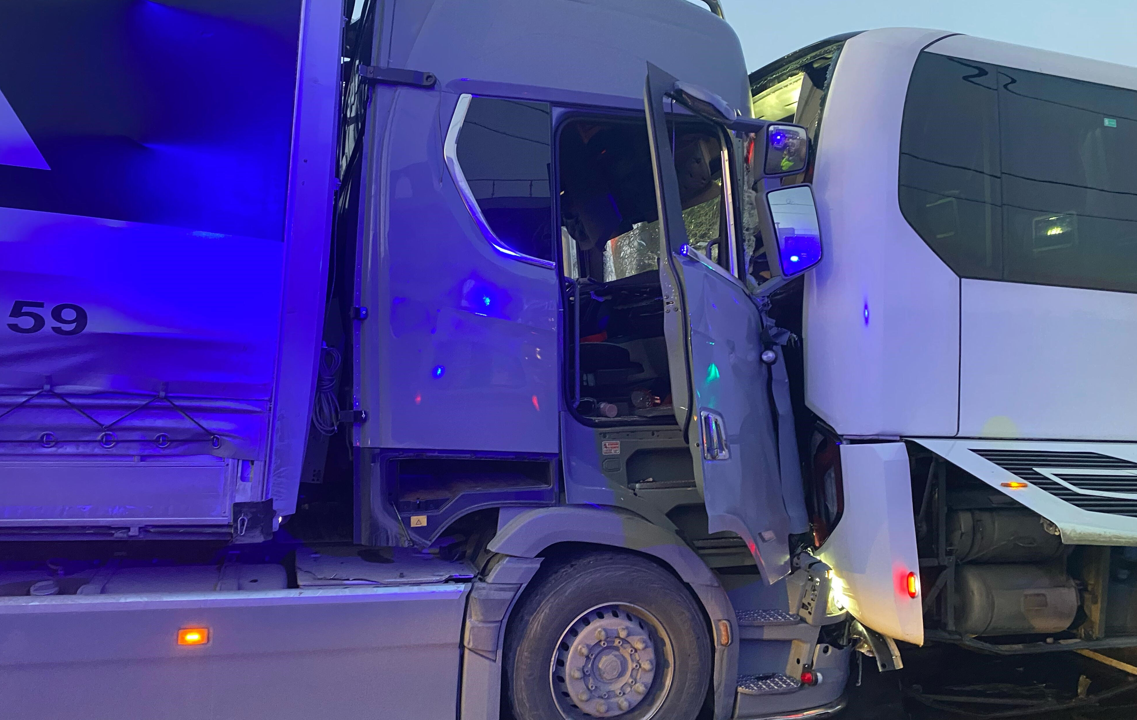 Tır, tanker, yolcu otobüsü! Zincirleme kazada ölü ve yaralılar var - 3. Resim