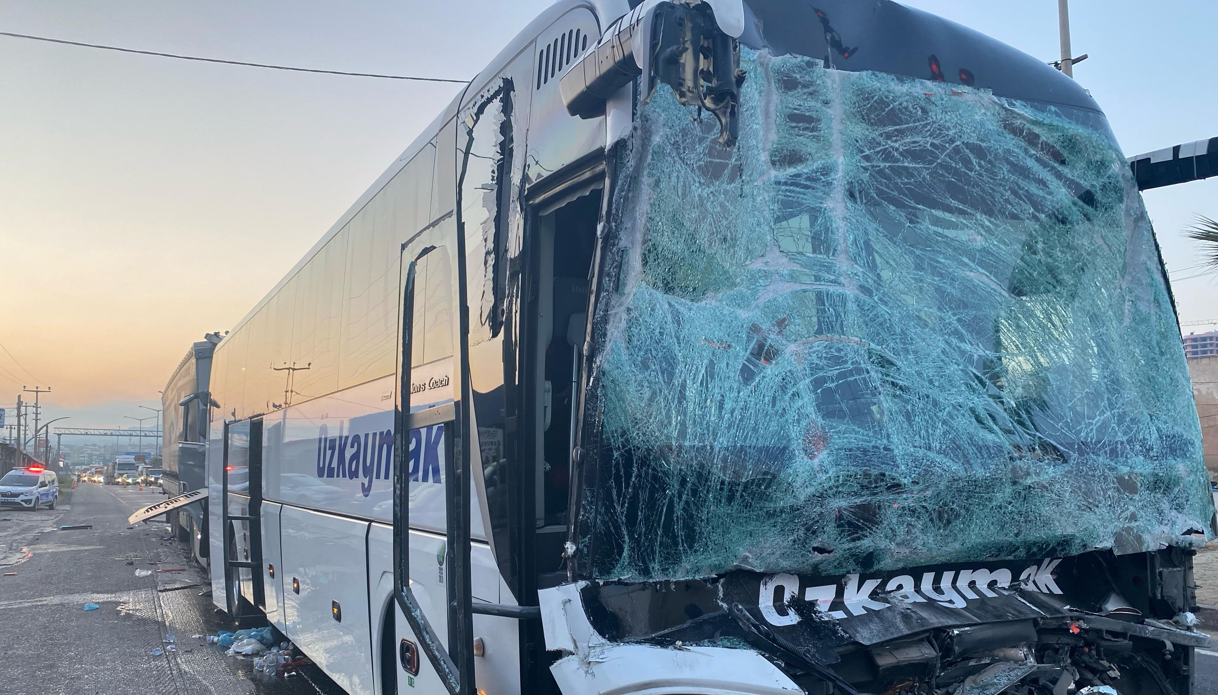 Tır, tanker, yolcu otobüsü! Zincirleme kazada ölü ve yaralılar var - 2. Resim