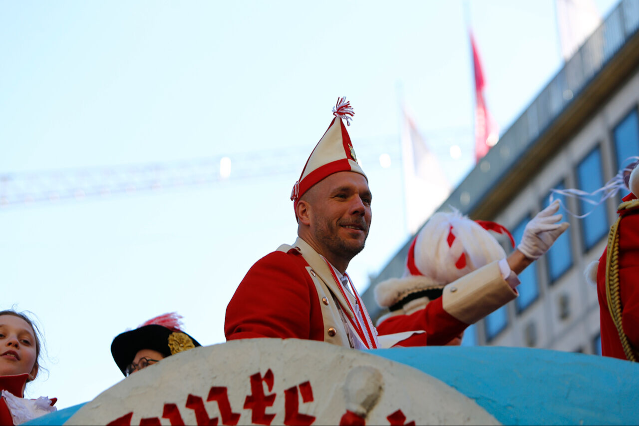 Trump ve Zelenskiy temalı 5. mevsim karnavalı: Tasmayla bağlı özgürlük heykeli, Putin'i ezen çekiç - 9. Resim