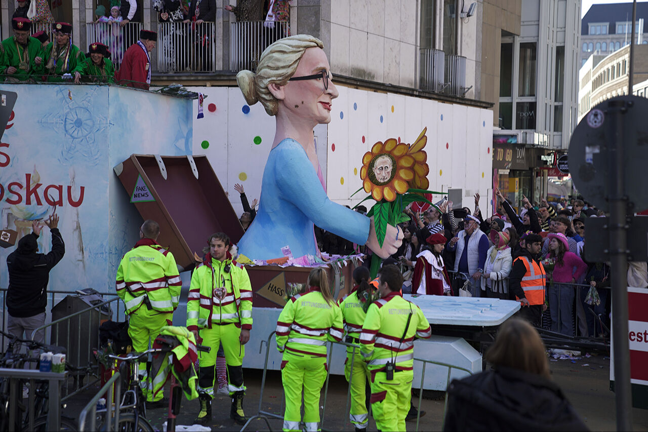 Trump ve Zelenskiy temalı 5. mevsim karnavalı: Tasmayla bağlı özgürlük heykeli, Putin'i ezen çekiç - 3. Resim
