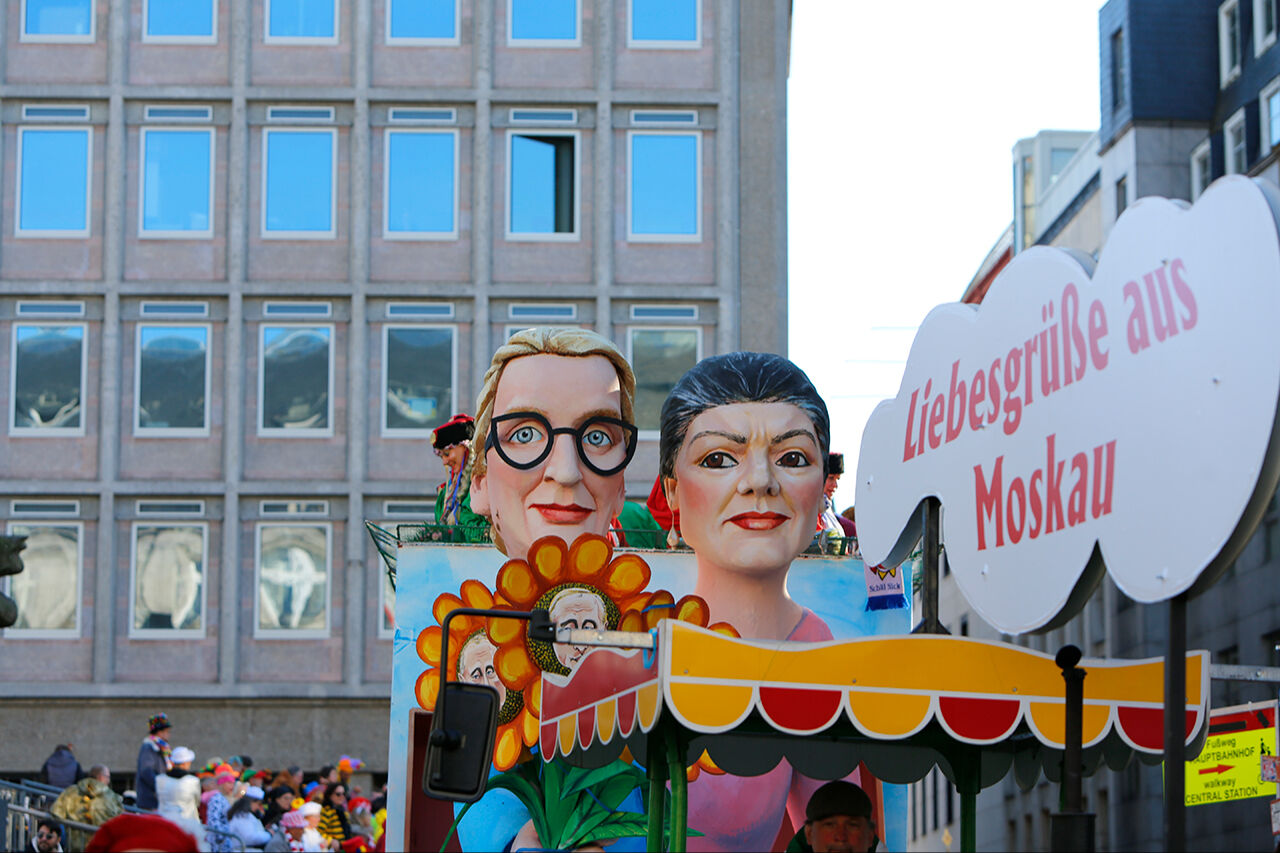 Trump ve Zelenskiy temalı 5. mevsim karnavalı: Tasmayla bağlı özgürlük heykeli, Putin'i ezen çekiç - 7. Resim