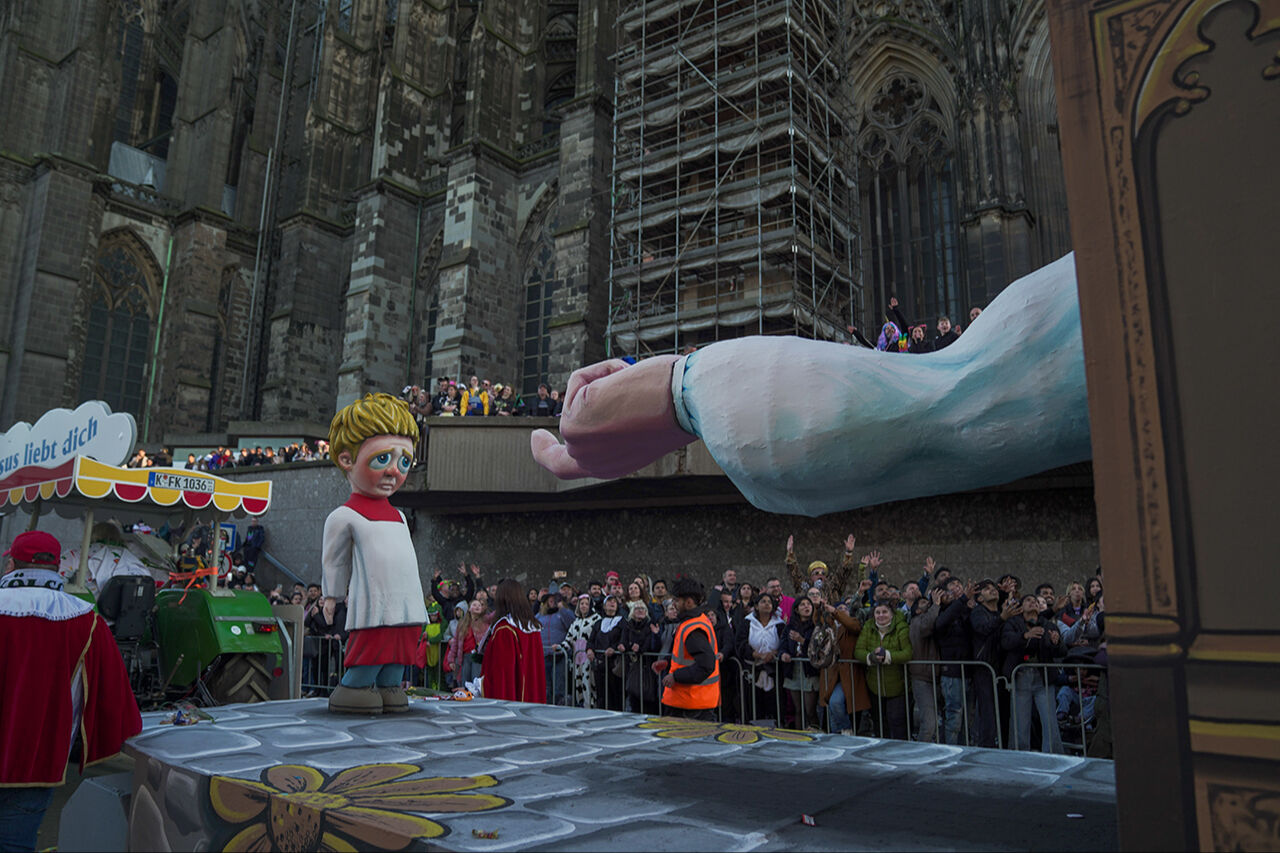 Trump ve Zelenskiy temalı 5. mevsim karnavalı: Tasmayla bağlı özgürlük heykeli, Putin'i ezen çekiç - 10. Resim