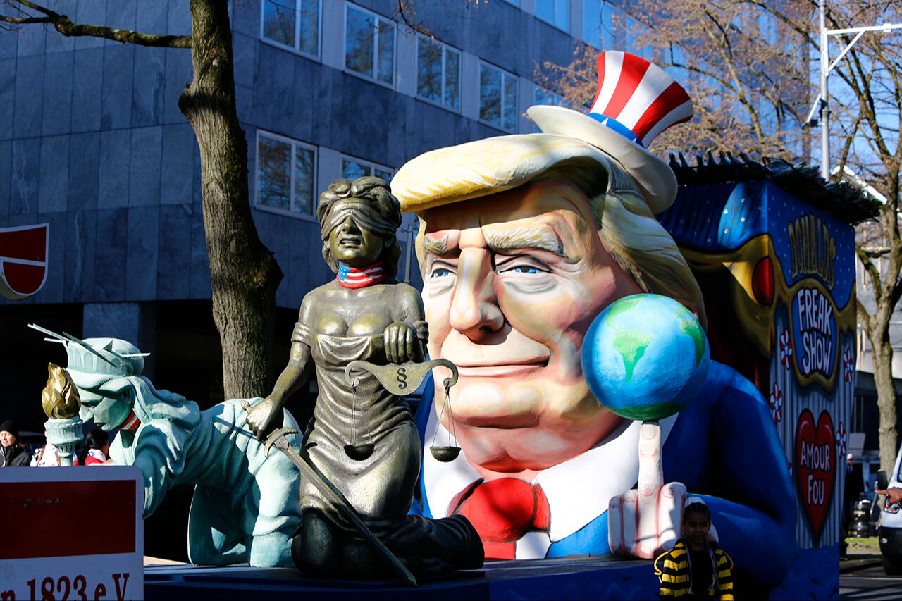 Trump ve Zelenskiy temalı 5. mevsim karnavalı: Tasmayla bağlı özgürlük heykeli, Putin'i ezen çekiç - 8. Resim