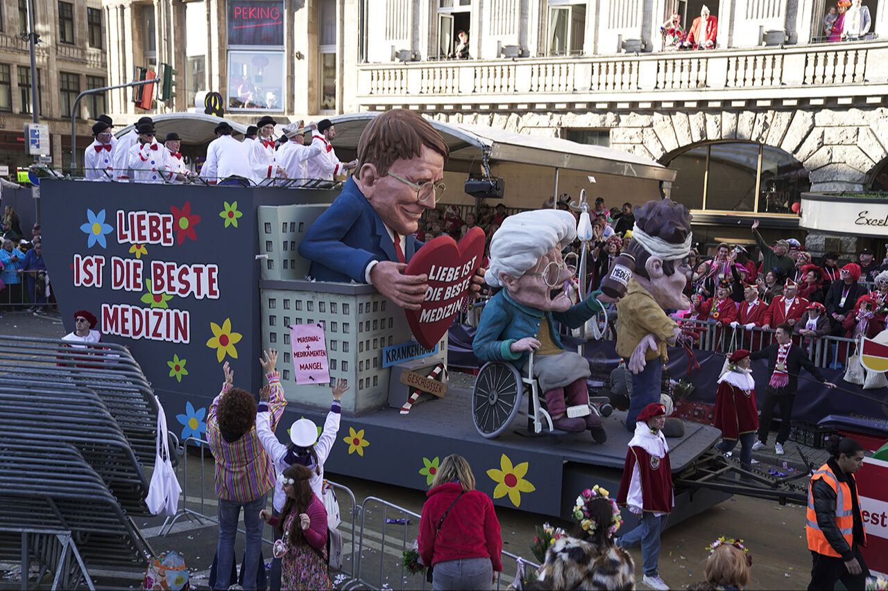 Trump ve Zelenskiy temalı 5. mevsim karnavalı: Tasmayla bağlı özgürlük heykeli, Putin'i ezen çekiç - 4. Resim