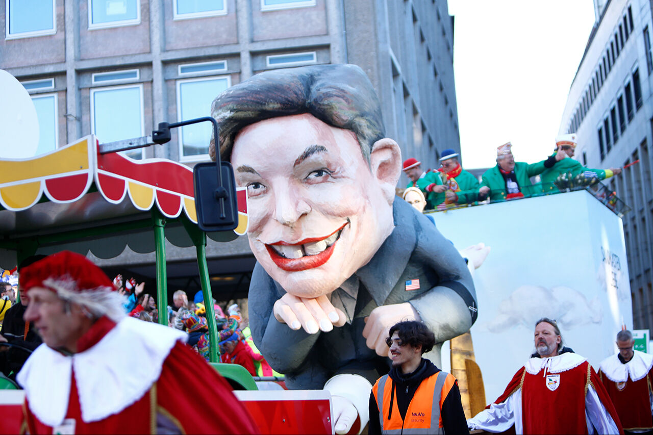 Trump ve Zelenskiy temalı 5. mevsim karnavalı: Tasmayla bağlı özgürlük heykeli, Putin'i ezen çekiç - 11. Resim