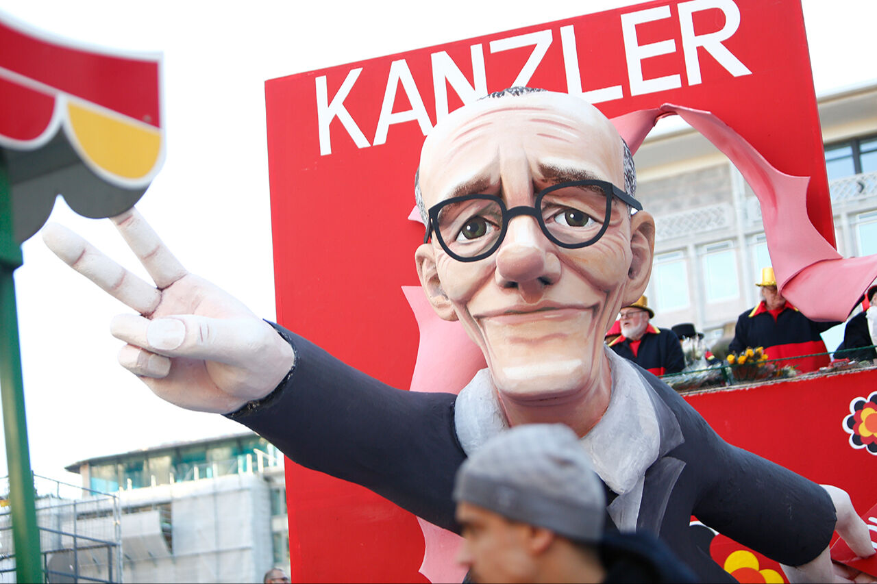 Trump ve Zelenskiy temalı 5. mevsim karnavalı: Tasmayla bağlı özgürlük heykeli, Putin'i ezen çekiç - 5. Resim