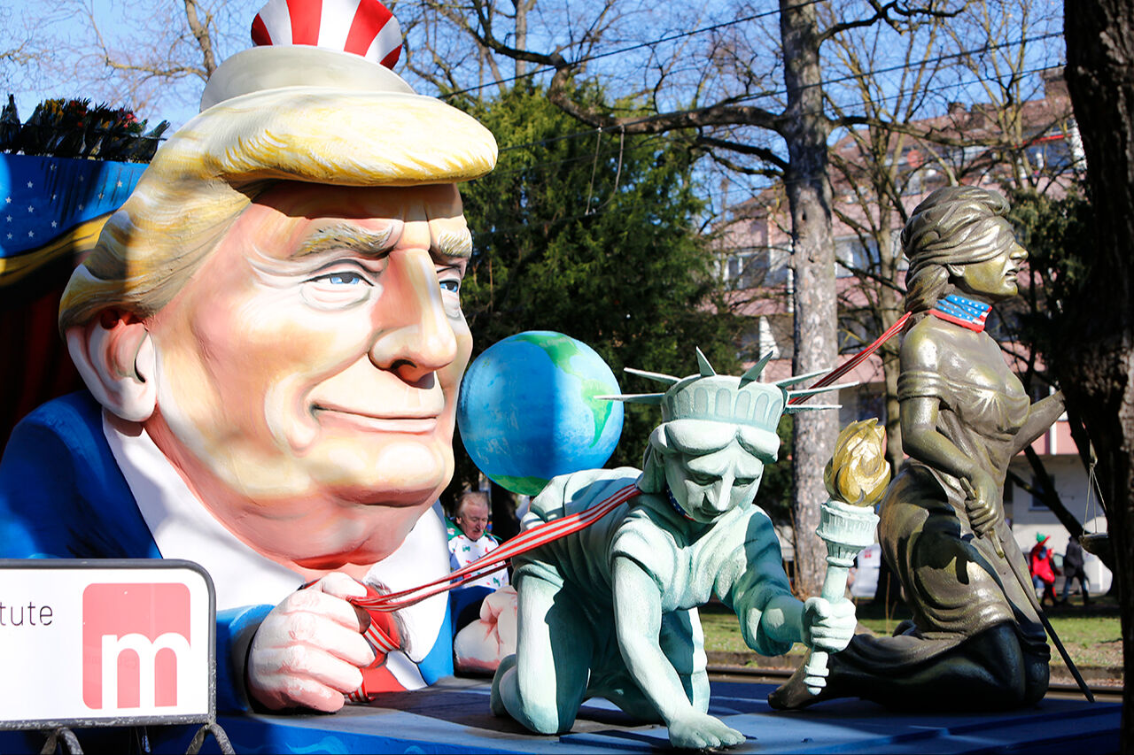 Trump ve Zelenskiy temalı 5. mevsim karnavalı: Tasmayla bağlı özgürlük heykeli, Putin'i ezen çekiç - 2. Resim