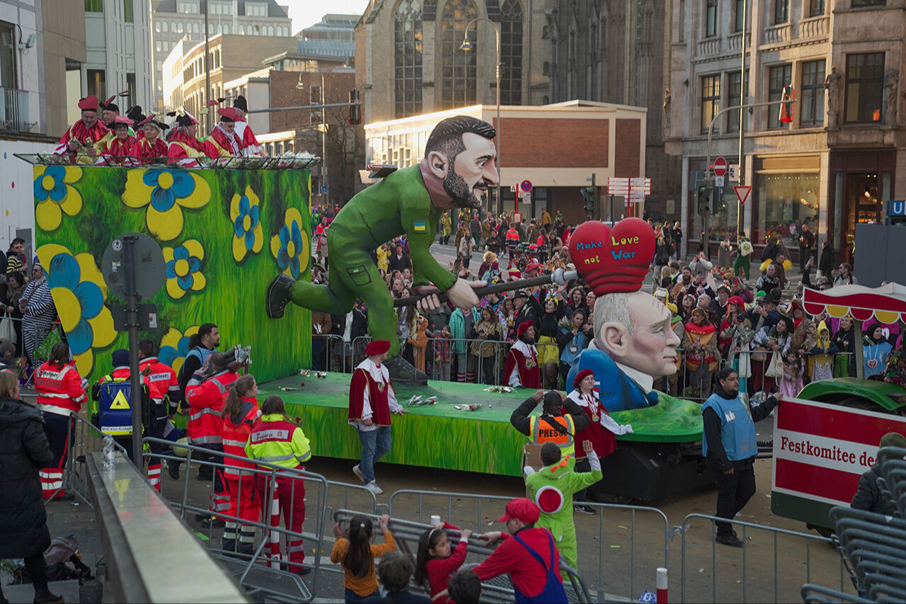 Trump ve Zelenskiy temalı 5. mevsim karnavalı: Tasmayla bağlı özgürlük heykeli, Putin'i ezen çekiç - 1. Resim