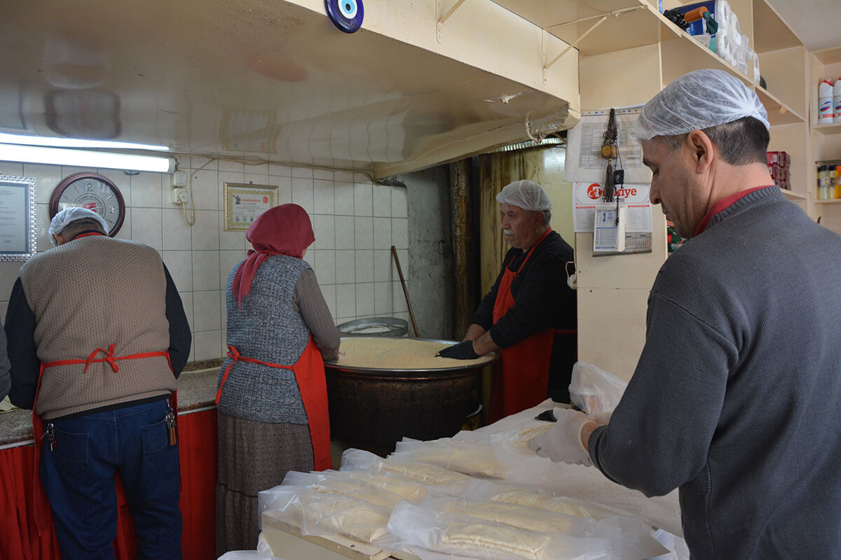 75 yıllık helvacıyı görenler hayret ediyor! Ramazan helvası iftarın vazgeçilmezi oldu 75 yıllık helvacıyı görenler hayret ediyor! Ramazan helvası iftarın vazgeçilmezi oldu - 1. Resim