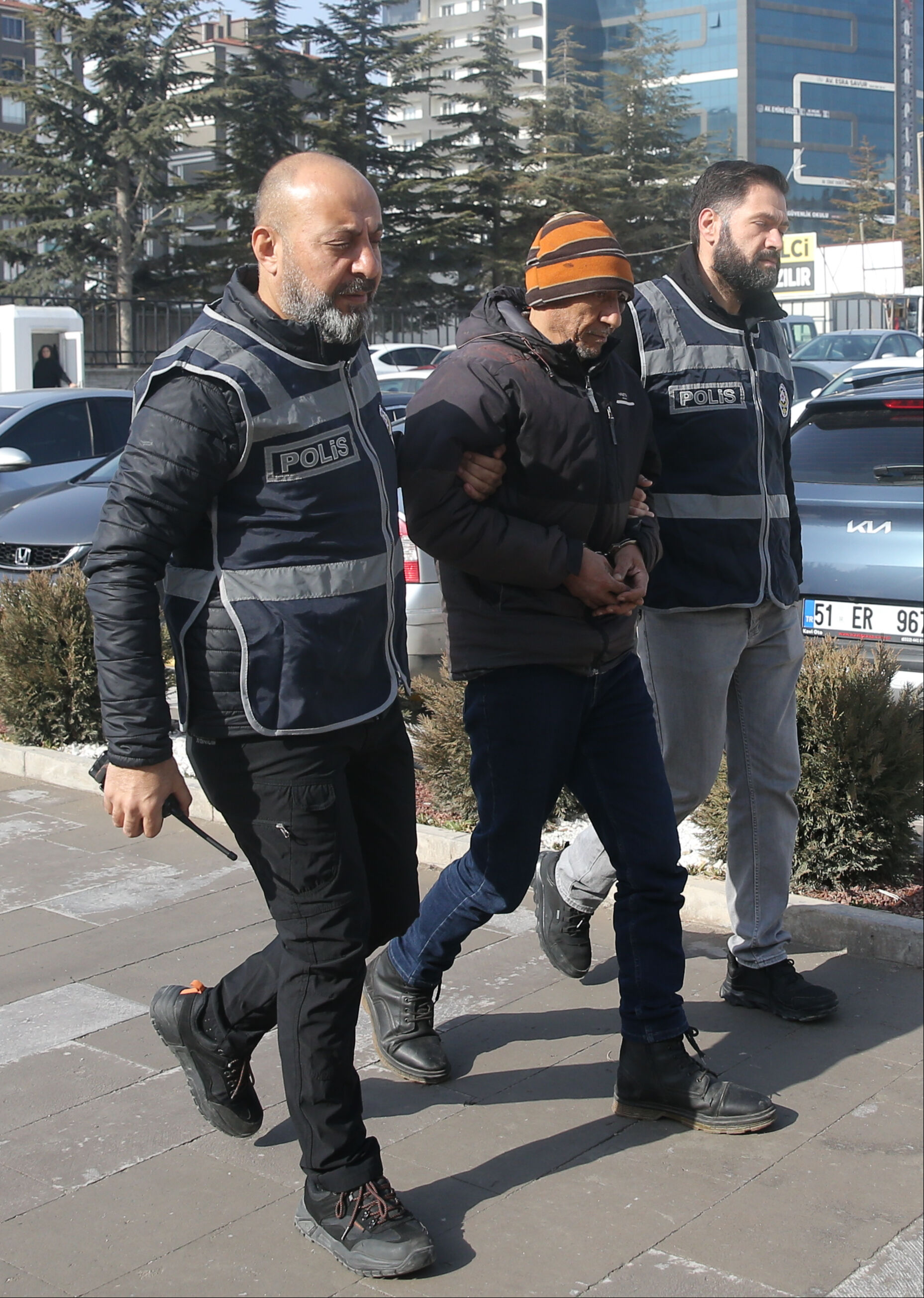 Akılalır gibi değil! "Bana yapay zeka yerleştirdi" deyip doktoru bıçakladı Akılalır gibi değil! "Bana yapay zeka yerleştirdi" deyip doktoru bıçakladı - 1. Resim